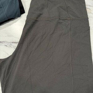 Athleta Olive Green Salutation Stash Tight with pockets